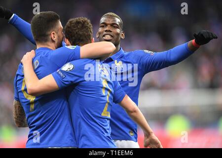 Paris, Paris. 25 Mär, 2019. Olivier Giroud (L) von Frankreich feiert sein Ziel mit seinen Teamkollegen Benjamin Pavard (C) und Paul Pogba während der UEFA EURO 2020 Gruppe H qualifikationsspiel zwischen Frankreich und Island in Saint-Denis, nördlich von Paris, Frankreich Am 25. März 2019. Frankreich gewann 4-0. Credit: Jack Chan/Xinhua/Alamy leben Nachrichten Stockfoto