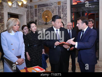 Paris, Frankreich. 24 Mär, 2019. Der chinesische Präsident Xi Jinping (2. R) empfängt die französische Version von "Eine Einführung in die Analects des Konfuzius', 1688 veröffentlicht, vom seinem französischen Amtskollegen Emmanuel Längestrich (1. R), als nationale Geschenk vor ihrer Sitzung in Nizza, Frankreich, am 24. März 2019. Credit: Ju Peng-/Xinhua/Alamy leben Nachrichten Stockfoto