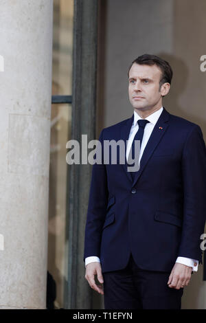 Paris, Frankreich. 25 Mär, 2019. Der französische Präsident Emmanuel Längestrich grüßt der chinesische Präsident Xi Jinping im Elysee-palast, Paris, Frankreich. Quelle: Bernard Menigault/Alamy leben Nachrichten Stockfoto