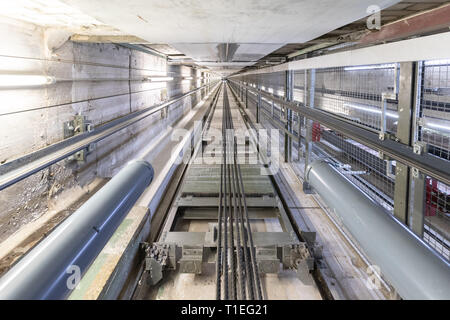 14. März 2019, Nordrhein-Westfalen, Düsseldorf: Die ThyssenKrupp Elevator Welle in den drei - im Haus. Foto: Marcel Kusch/dpa Stockfoto