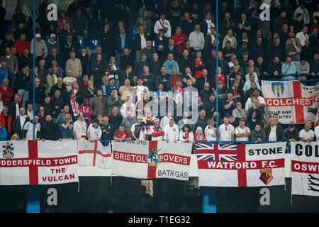 Podgorica, Montenegro. 25 Mär, 2019. England Fans während der UEFA EURO 2020 Qualifikation Gruppe eine Übereinstimmung zwischen Montenegro und England in Podgorica City Stadium am 25. März 2019 in Podgorica, Montenegro. (Foto von Daniel Chesterton/phcimages.com) Credit: PHC Images/Alamy leben Nachrichten Stockfoto