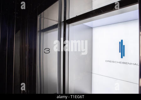 14. März 2019, Nordrhein-Westfalen, Düsseldorf: eine Aufzugskabine von ThyssenKrupp im Dreischeibenhaus. Foto: Marcel Kusch/dpa Stockfoto