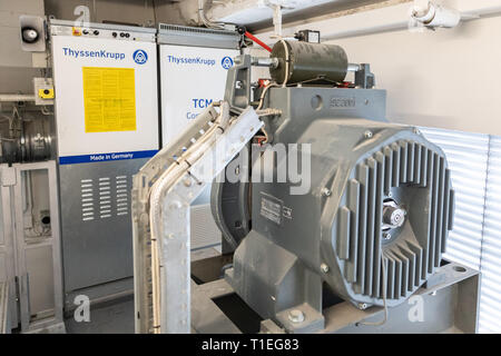 14. März 2019, Nordrhein-Westfalen, Düsseldorf: Der Maschinenraum der ThyssenKrupp Aufzüge im Dreischeibenhaus. Foto: Marcel Kusch/dpa Stockfoto