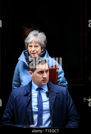 Downing Street, London, UK. 25 Mär, 2019. Premierminister, Theresa May, Blätter der Downing Street. Credit: Imageplotter/Alamy leben Nachrichten Stockfoto