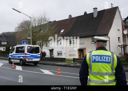 26. März 2019, Nordrhein-Westfalen, Kreuztal: ein Polizeiauto steht vor Häusern in Kreuztal. Am Dienstag hat die Polizei durchsucht mehrere Wohngebäude in Kreuztal, im Siegerland, wegen des Verdachts auf große soziale Betrug. Der Schwerpunkt liegt auf einem 53-jährigen Mann, der sagte, dass es zahlreiche finanziell schwache Menschen in den Häusern einquartiert haben, einige von ihnen mit der strukturellen Mängel, und in der Rückkehr illegal staatliche Leistungen gesammelt zu haben, nach Angaben der Polizei am Dienstag. Viele Bewohner der stark abgenutzt Gebäude aus Osteuropa kamen, sagte ein Sprecher. Es ist Stockfoto