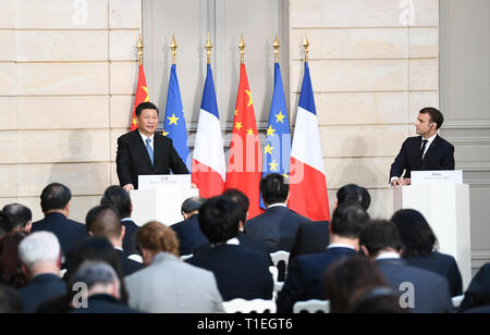 Paris, Frankreich. 25 Mär, 2019. Der chinesische Präsident Xi Jinping und seinem französischen Amtskollegen Emmanuel Längestrich erfüllen die Presse nach ihren Gesprächen im Elysee-palast in Paris, Frankreich, 25. März 2019. Credit: Xie Huanchi/Xinhua/Alamy leben Nachrichten Stockfoto