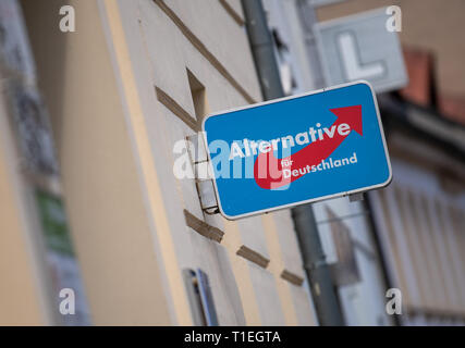 Brandenburg an der Havel, Deutschland. 25 Mär, 2019. Ein Schild mit dem Logo der Alternative für Deutschland (AfD) ist an der Fassade eines AfD Office angeschlossen. Credit: Monika Skolimowska/dpa-Zentralbild/dpa/Alamy leben Nachrichten Stockfoto