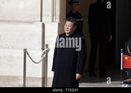 Paris, Frankreich. 25 Mär, 2019. Der französische Präsident Emmanuel Längestrich grüßt der chinesische Präsident Xi Jinping im Elysee-palast, Paris, Frankreich. Quelle: Bernard Menigault/Alamy leben Nachrichten Stockfoto