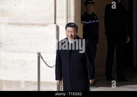 Paris, Frankreich. 25 Mär, 2019. Der französische Präsident Emmanuel Längestrich grüßt der chinesische Präsident Xi Jinping im Elysee-palast, Paris, Frankreich. Quelle: Bernard Menigault/Alamy leben Nachrichten Stockfoto