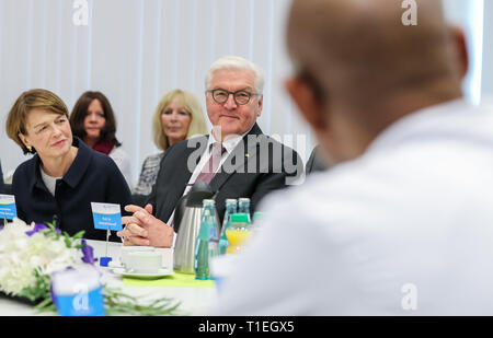 26. März 2019, Sachsen, Leipzig: Bundespräsident Dr. Frank-Walter Steinmeier (M) und seine Frau Elke Büdenbender (l) sprechen Sie mit Mitarbeitern des Universitätsklinikums. Der Leipziger Universitätsklinik beschäftigt Mitarbeiter aus 60 Nationen. Der Präsident der Schweizerischen Eidgenossenschaft über die besonderen Herausforderungen, die sich durch die Patienten und Mitarbeiter im Hinblick auf die Verschiedenheit Ihrer Herkunftsländer konfrontiert informiert. Am Nachmittag trifft er sich mit den Bürgern an einen Tisch zu sprechen. Mit diesem Kaffee runde Steinmeier ist auf der Straße in der ganzen Republik. Danach, ein Besuch der Kunst und der Galerie Zentrum Baumwollspinnerei m Stockfoto