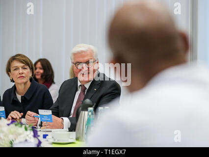 26. März 2019, Sachsen, Leipzig: Bundespräsident Dr. Frank-Walter Steinmeier (M) und seine Frau Elke Büdenbender (l) sprechen Sie mit Mitarbeitern des Universitätsklinikums. Der Leipziger Universitätsklinik beschäftigt Mitarbeiter aus 60 Nationen. Der Präsident der Schweizerischen Eidgenossenschaft über die besonderen Herausforderungen, die sich durch die Patienten und Mitarbeiter im Hinblick auf die Verschiedenheit Ihrer Herkunftsländer konfrontiert informiert. Am Nachmittag trifft er sich mit den Bürgern an einen Tisch zu sprechen. Mit diesem Kaffee runde Steinmeier ist auf der Straße in der ganzen Republik. Danach, ein Besuch der Kunst und der Galerie Zentrum Baumwollspinnerei m Stockfoto