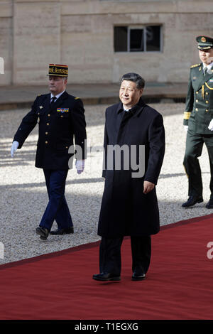 Paris, Frankreich. 25 Mär, 2019. Der französische Präsident Emmanuel Längestrich grüßt der chinesische Präsident Xi Jinping im Elysee-palast, Paris, Frankreich. Quelle: Bernard Menigault/Alamy leben Nachrichten Stockfoto