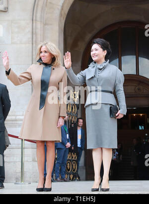 Paris, Frankreich. 25 Mär, 2019. Der chinesische Präsident Xi Jinping, der Frau Peng Liyuan, der französische Präsident Emmanuel's Längestrich Frau Brigitte Längestrich begleitet, Besuche der Opéra Garnier in Paris, Frankreich, 25. März 2019. Credit: Ding Lin/Xinhua/Alamy leben Nachrichten Stockfoto