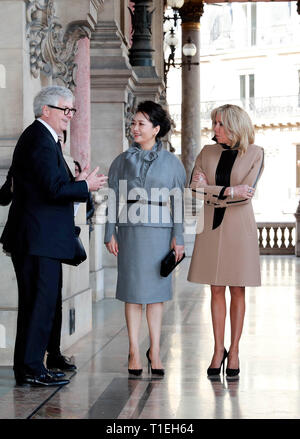Paris, Frankreich. 25 Mär, 2019. Der chinesische Präsident Xi Jinping, der Frau Peng Liyuan, der französische Präsident Emmanuel's Längestrich Frau Brigitte Längestrich begleitet, Besuche der Opéra Garnier in Paris, Frankreich, 25. März 2019. Credit: Ding Lin/Xinhua/Alamy leben Nachrichten Stockfoto
