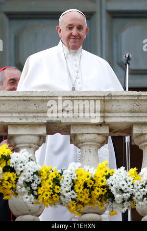 Rom, Italien. 26 Mär, 2019. Papst Franziskus Gruß die Masse im Campidoglio Square Rom 26. März 2019. Papst Franziskus (Jorge Mario Bergoglio) besucht die Bürgermeister von Rom Am Campidoglio. Foto di Samantha Zucchi/Insidefoto Credit: insidefoto Srl/Alamy leben Nachrichten Stockfoto