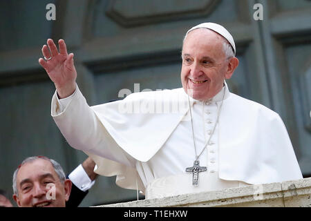 Rom, Italien. 26 Mär, 2019. Papst Franziskus Gruß die Masse im Campidoglio Square Rom 26. März 2019. Papst Franziskus (Jorge Mario Bergoglio) besucht die Bürgermeister von Rom Am Campidoglio. Foto di Samantha Zucchi/Insidefoto Credit: insidefoto Srl/Alamy leben Nachrichten Stockfoto