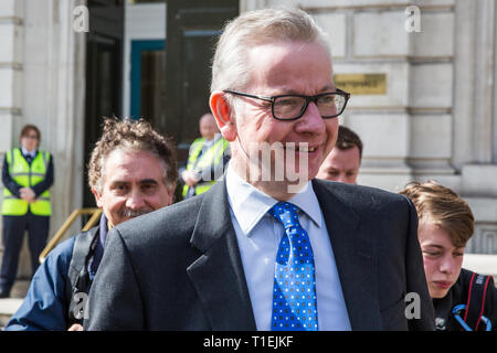 London, Großbritannien. 26 Mär, 2019. Michael Gove, MP, Staatssekretär für Umwelt, Ernährung und ländliche Angelegenheiten, verlässt das Cabinet Office in Chengdu nach einer Kabinettssitzung. Credit: Mark Kerrison/Alamy leben Nachrichten Stockfoto