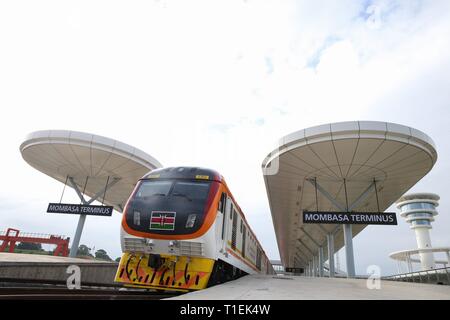 Peking, China. 1. Juni 2017. Ein Zug ist in Mombasa Terminus des Mombasa-Nairobi Standard Gauge Railway in Kenia am 1. Juni 2017 gesehen. Credit: Pan Siwei/Xinhua/Alamy leben Nachrichten Stockfoto
