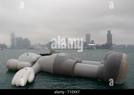 Hongkong, China. 26 Mär, 2019. März 26, 2019 - Hongkong, China - Die KAWS: urlaub Installation wird auf dem Display in Hong Kongs Victoria Hafen gesehen. Die kaws: Urlaub erweiterten Struktur durch amerikanische Künstler Brian Donnelly, auch bekannt als KAWS, wird auf dem Display werden bis zum 31. März 2019. Quelle: Christopher Jue/ZUMA Draht/Alamy leben Nachrichten Stockfoto