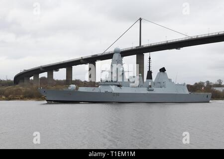 River Clyde, Erskine, Großbritannien. 26 Mär, 2019. Großbritannien, Europa. HMS Defender sagt Auf Wiedersehen wie es verläuft unter der Erskine Bridge auf dem Weg nach seinem kurzen Aufenthalt und Wochenende öffentlichen Tag der offenen Tür in Braehead, Glasgow zu öffnen. Defender ist die Ostsee für Übung gemeinsame Krieger, eine multinationale militärische Übung vor der schottischen Küste zu. Quelle: Douglas Carr/Alamy leben Nachrichten Stockfoto