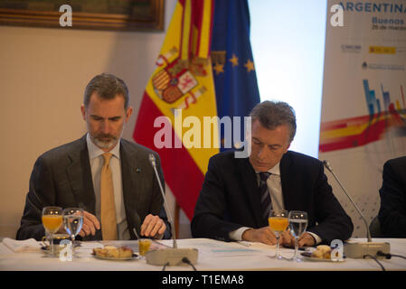 Buenos Aires, Argentinien. 26 Mär, 2019. König Felipe (links) und argentinische Präsident Mauricio Macri (rechts) sprechen, während eines offiziellen Frühstück mit Geschäftsleuten im Palacio San Martin in Buenos Aires, Dienstag, 26. März 1919. König Felipe und seine Frau, Königin Letizia, sind auf ihrer ersten offiziellen Besuch in Argentinien. Credit: Mario De Fina/FotoArena/Alamy leben Nachrichten Stockfoto