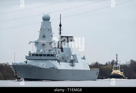 Erskine, Schottland, Großbritannien. 26 Mär, 2019. HMS Defender, ein Typ 45 Zerstörer, Blätter Glasgow und Segel Meer auf den Fluss Clyde unter der Erskine Bridge, die nach ihrem ersten Home Besuch in 5 Jahren. Bei gebaut Govan auf dem Clyde, HMS Defender wird sie jetzt gemeinsam Krieger, eine multinationale militärische Übung vor der Westküste Schottlands. Credit: Iain Masterton/Alamy leben Nachrichten Stockfoto