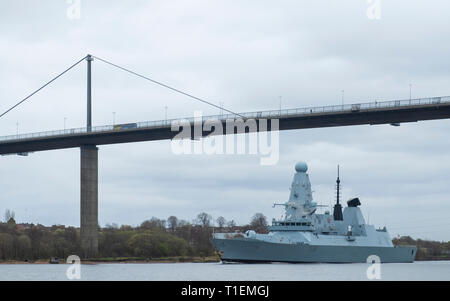 Erskine, Schottland, Großbritannien. 26 Mär, 2019. HMS Defender, ein Typ 45 Zerstörer, Blätter Glasgow und Segel Meer auf den Fluss Clyde unter der Erskine Bridge, die nach ihrem ersten Home Besuch in 5 Jahren. Bei gebaut Govan auf dem Clyde, HMS Defender wird sie jetzt gemeinsam Krieger, eine multinationale militärische Übung vor der Westküste Schottlands. Credit: Iain Masterton/Alamy leben Nachrichten Stockfoto