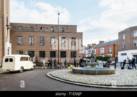 Crouch End, London, UK. 26. März 2019. Eine Produktion crew Film eine Szene für "silbergroschen", eine bevorstehende Amerikanische Drama TV-Serie mit den frühen Leben von Batmans treuen Butler Alfred. Das art deco Rathaus ist ein beliebter Ort für Film- und TV-Produktionen. Quelle: Michael Heide/Alamy leben Nachrichten Stockfoto