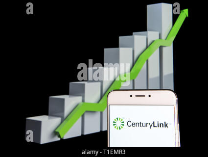 Februar 11, 2019 - Hongkong - In diesem Foto Illustration einer amerikanischen Telekommunikationsunternehmen CenturyLink Logo ist auf ein Android mobile Gerät mit einem Aufstieg Wachstumsdiagramm im Hintergrund zu sehen. (Bild: © Budrul Chukrut/SOPA Bilder über ZUMA Draht) Stockfoto