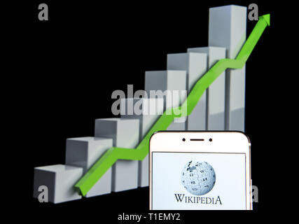 Hong Kong. 11 Feb, 2019. In diesem Foto, Illustration, ein mehrsprachiges, web-basierte, freie Enzyklopädie Wikipedia Logo ist auf ein Android mobile Gerät mit einem Aufstieg Wachstumsdiagramm im Hintergrund zu sehen. Credit: Budrul Chukrut/SOPA Images/ZUMA Draht/Alamy leben Nachrichten Stockfoto