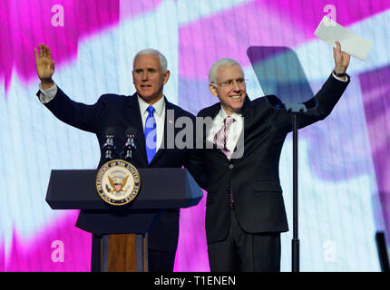 Washington, Vereinigte Staaten von Amerika. 25 Mär, 2019. United States Vice President Mike Pence, Links, und Mort Fridman, Präsident des Verwaltungsrates, AIPAC, rechts, als Pence beginnt an der American Israel Public Affairs Committee (AIPAC) 2019 Politik Konferenz im Washington Convention Center in Washington, DC am Montag, 25. März 2019 zu sprechen. Credit: Ron Sachs/CNP (Einschränkung: Keine New York oder New Jersey Zeitungen oder Zeitschriften innerhalb eines 75-Meilen-Radius von New York City) | Verwendung der weltweiten Kredit: dpa/Alamy leben Nachrichten Stockfoto