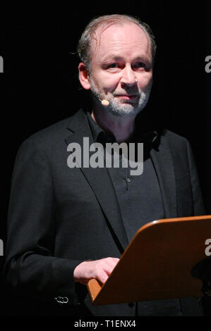 26. März 2019, Nordrhein-Westfalen, Köln: Der Autor Ferdinand von Schirach liest aus seinem Buch "Kaffee und Zigaretten" das Literaturfestival Lit. Köln. Foto: Henning Kaiser/dpa Stockfoto