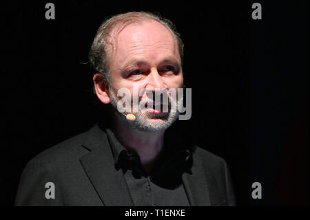 26. März 2019, Nordrhein-Westfalen, Köln: Der Autor Ferdinand von Schirach liest aus seinem Buch "Kaffee und Zigaretten" das Literaturfestival Lit. Köln. Foto: Henning Kaiser/dpa Stockfoto