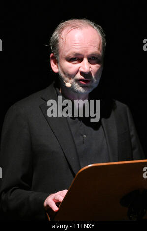 26. März 2019, Nordrhein-Westfalen, Köln: Der Autor Ferdinand von Schirach liest aus seinem Buch "Kaffee und Zigaretten" das Literaturfestival Lit. Köln. Foto: Henning Kaiser/dpa Stockfoto