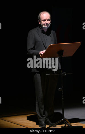 26. März 2019, Nordrhein-Westfalen, Köln: Der Autor Ferdinand von Schirach liest aus seinem Buch "Kaffee und Zigaretten" das Literaturfestival Lit. Köln. Foto: Henning Kaiser/dpa Stockfoto