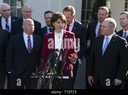 Washington, District of Columbia, USA. 26 Mär, 2019. Vertreter Cathy McMorris Rodgers (Republikaner von Washington) spricht mit den Medien nach dem Treffen mit dem Präsidenten der Vereinigten Staaten Donald J. Trumpf im Weißen Haus in Washington, DC, 26. März 2019. Quelle: Chris Kleponis/CNP Credit: Chris Kleponis/CNP/ZUMA Draht/Alamy leben Nachrichten Stockfoto