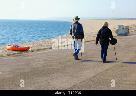 Portland. 26. März 2019. Die Menschen genießen den Nachmittag Sonnenschein am Ende der Chesil Beach Portland, Dorset Credit: stuart Hartmut Ost/Alamy leben Nachrichten Stockfoto