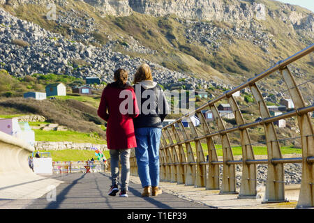 Portland. 26. März 2019. Die Menschen genießen den Nachmittag Sonnenschein am Ende der Chesil Beach Portland, Dorset Credit: stuart Hartmut Ost/Alamy leben Nachrichten Stockfoto