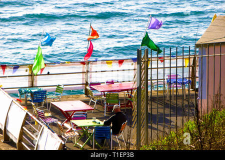 Portland. 26. März 2019. Die Menschen genießen den Nachmittag Sonnenschein am Ende der Chesil Beach Portland, Dorset Credit: stuart Hartmut Ost/Alamy leben Nachrichten Stockfoto