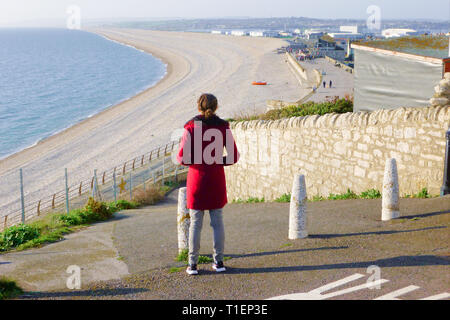 Portland. 26. März 2019. Die Menschen genießen den Nachmittag Sonnenschein am Ende der Chesil Beach Portland, Dorset Credit: stuart Hartmut Ost/Alamy leben Nachrichten Stockfoto