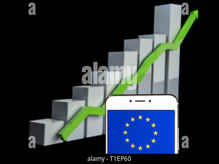 Hong Kong. 11 Feb, 2019. In diesem Foto Illustration eine Fahne der Europäischen Union ist auf ein Android mobile Gerät mit einem Aufstieg Wachstumsdiagramm im Hintergrund zu sehen. Credit: Budrul Chukrut/SOPA Images/ZUMA Draht/Alamy leben Nachrichten Stockfoto