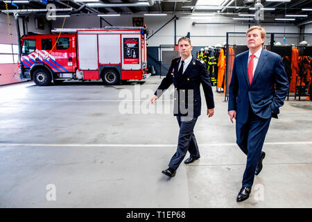 Tilburg, Niederlande. 26 Mär, 2019. König Willem-Alexander besuchen Sie die Sicherheit region Midden-West Brabant mit Justizminister Ferdinand Grapperhaus in Tilburg, Niederlande, 26. März 2019. Der König und Minister bekommen eine Tour durch eine Aufforstung. Der Besuch ist Teil einer Reihe von Besuchen mit Ministern. copyrught Credit: Robin Utrecht/Alamy leben Nachrichten Stockfoto