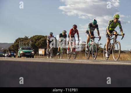 Katalonien, Spanien. 26. Mär 2019. Die Wettbewerber der Volta Straße Radfahren in Katalonien auf der Stufe 2 (ab Mataró zu Sant Felui de Quixols) 26. 03. 2019 Spanien Quelle: Arpad Radoczy/Alamy leben Nachrichten Stockfoto