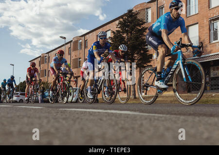 Katalonien, Spanien. 26. Mär 2019. Die Wettbewerber der Volta Straße Radfahren in Katalonien auf der Stufe 2 (ab Mataró zu Sant Felui de Quixols) 26. 03. 2019 Spanien Quelle: Arpad Radoczy/Alamy leben Nachrichten Stockfoto