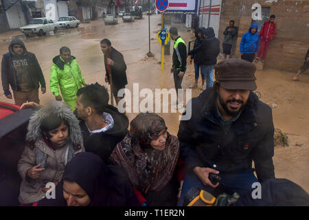 Shiraz, Iran. 26. Mär 2019. Der zweite Tag der Starkregen und Hochwasser in Shiraz hat Schäden in verschiedenen Teilen der Stadt Shiraz, Provinz Fars, Iran, Donnerstag, 25. März 2019. Die größten Schäden wurden in den Häusern der Saadi von schiras. Häuser wurden mit Hochwasser und viele Häuser besetzt sind, für den Zugang und nicht kompatibel. Der Pegel des Wassers im Saadi Bezirk ist etwa 3 Meter. Credit: Amin Bre/Alamy leben Nachrichten Stockfoto