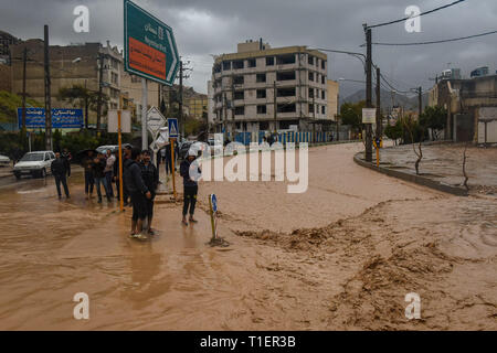 Shiraz, Iran. 26. Mär 2019. Der zweite Tag der Starkregen und Hochwasser in Shiraz hat Schäden in verschiedenen Teilen der Stadt Shiraz, Provinz Fars, Iran, Donnerstag, 25. März 2019. Die größten Schäden wurden in den Häusern der Saadi von schiras. Häuser wurden mit Hochwasser und viele Häuser besetzt sind, für den Zugang und nicht kompatibel. Der Pegel des Wassers im Saadi Bezirk ist etwa 3 Meter. Credit: Amin Bre/Alamy leben Nachrichten Stockfoto