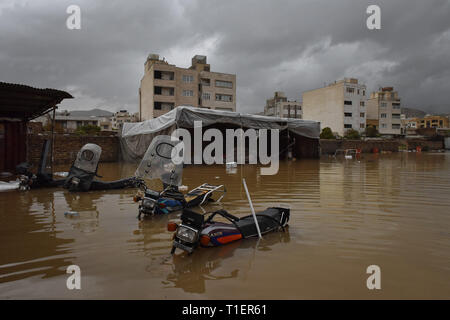 Shiraz, Iran. 26. Mär 2019. Der zweite Tag der Starkregen und Hochwasser in Shiraz hat Schäden in verschiedenen Teilen der Stadt Shiraz, Provinz Fars, Iran, Donnerstag, 25. März 2019. Die größten Schäden wurden in den Häusern der Saadi von schiras. Häuser wurden mit Hochwasser und viele Häuser besetzt sind, für den Zugang und nicht kompatibel. Der Pegel des Wassers im Saadi Bezirk ist etwa 3 Meter. Credit: Amin Bre/Alamy leben Nachrichten Stockfoto