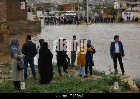 Shiraz, Iran. 26. Mär 2019. Der zweite Tag der Starkregen und Hochwasser in Shiraz hat Schäden in verschiedenen Teilen der Stadt Shiraz, Provinz Fars, Iran, Donnerstag, 25. März 2019. Die größten Schäden wurden in den Häusern der Saadi von schiras. Häuser wurden mit Hochwasser und viele Häuser besetzt sind, für den Zugang und nicht kompatibel. Der Pegel des Wassers im Saadi Bezirk ist etwa 3 Meter. Credit: Amin Bre/Alamy leben Nachrichten Stockfoto