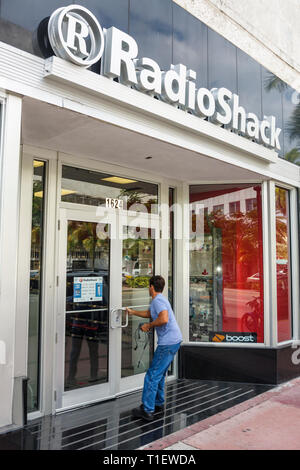 Miami Beach Florida, Radio Shack, Geschäft, Geschäfte, Unternehmen, Bezirk, Unterhaltungselektronik, Mann Männer männlich, ziehen, Tür, Haustür, Eingang, vorne, betreten, entran Stockfoto