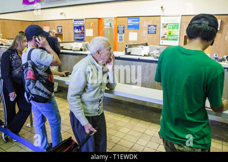Miami Beach Florida, Washington Avenue, US Post Office, USPS, Postdienst, Versand, Briefmarken, Porto, Linie, Warteschlange, Erwachsene Erwachsene Erwachsene Mann Männer männlich, Frau Frauen fema Stockfoto